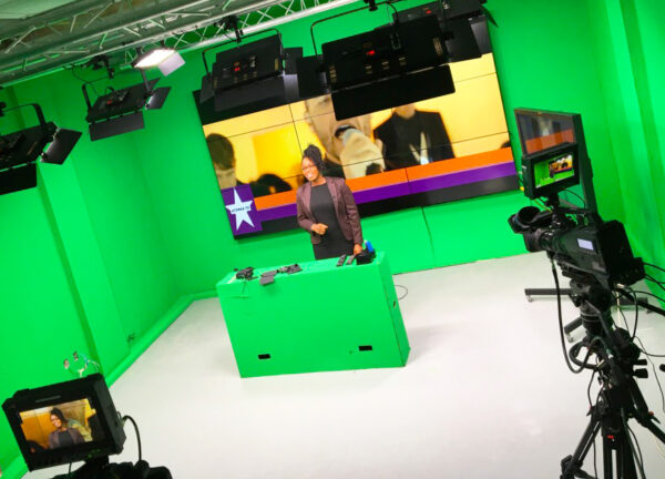 DM TV Studio Smart - TV Set 1